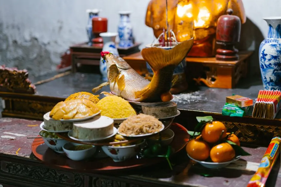 祭壇上擺放著魚與各種鮮豔水果的傳統供品