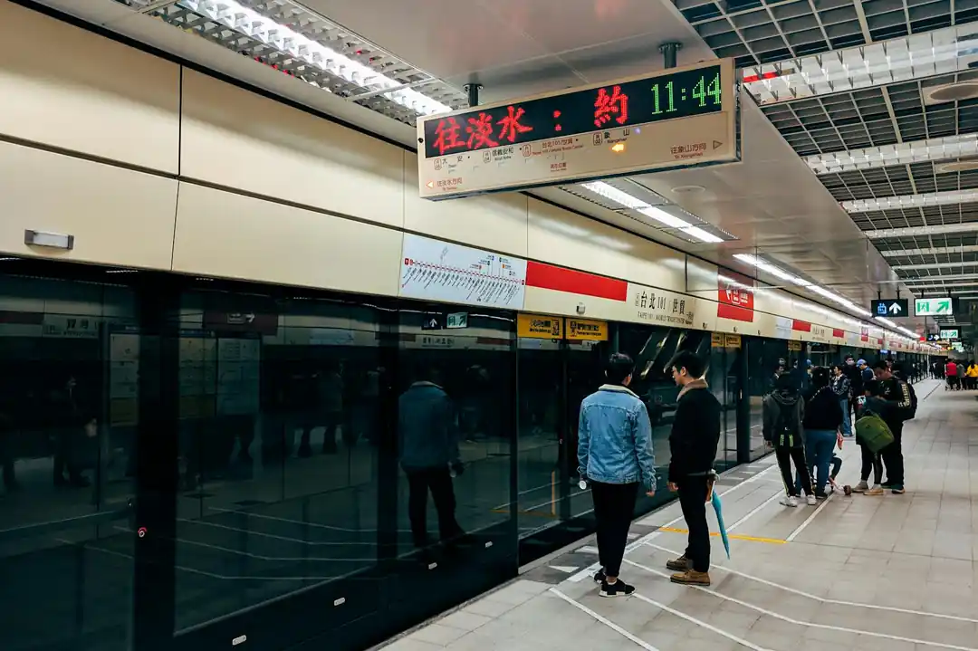 台北捷運月台,乘客們正在排隊等待列車進站。