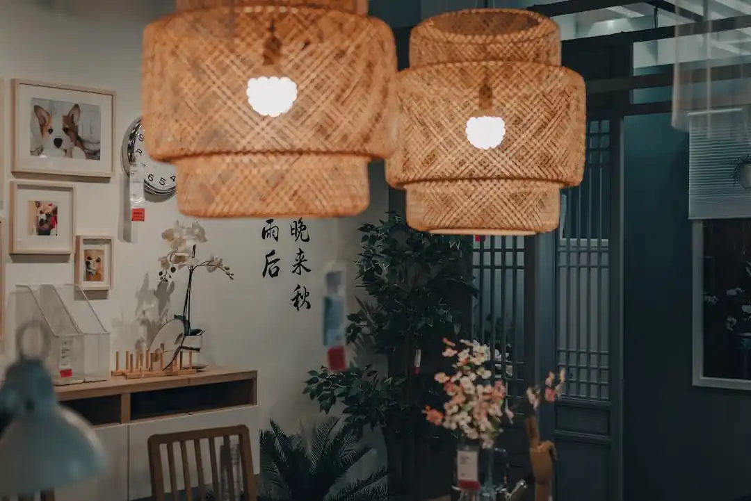 一盞溫暖的紙燈籠放在木桌上,散發出柔和的光芒。