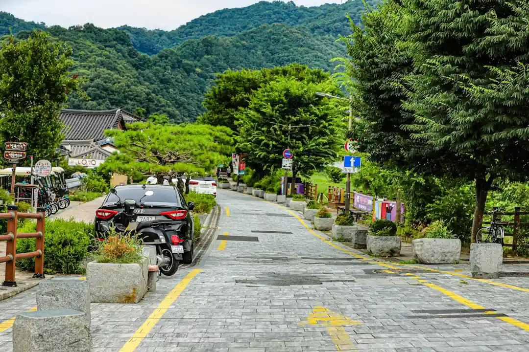 황리단길의 한적한 골목길에 세워진 클래식한 오토바이