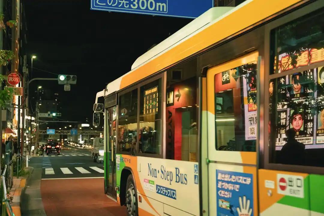 街の通りに停車しているバス