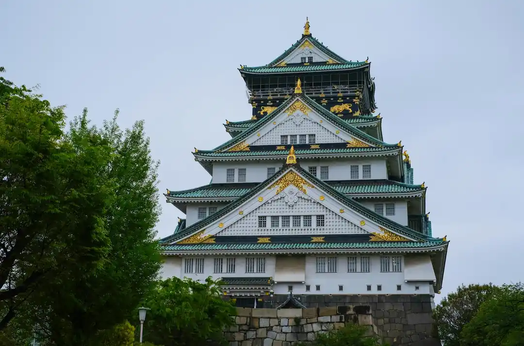青空を背景にした雄大な大阪城の天守閣