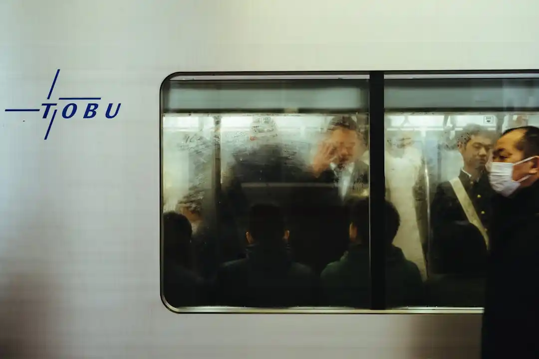 東京メトロの車両のそばに立つ一人の男性