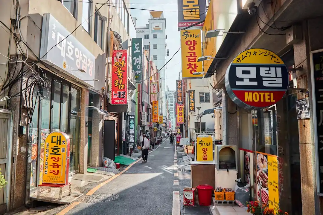 가게와 간판이 늘어선 한국의 좁은 골목길 풍경