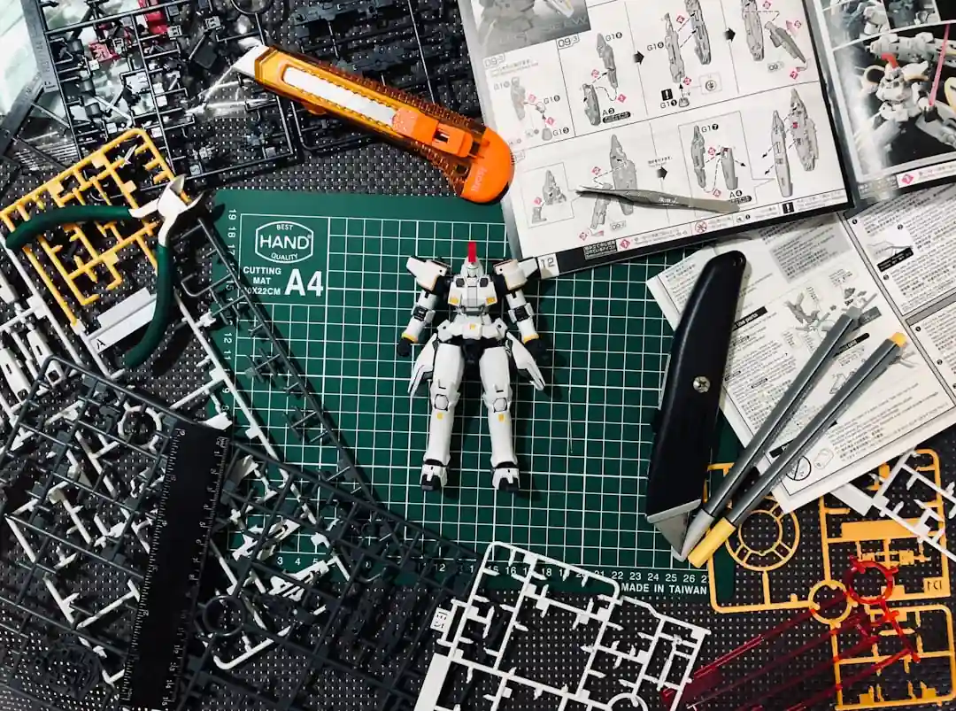 ガンプラのパーツや工具が並べられた作業机