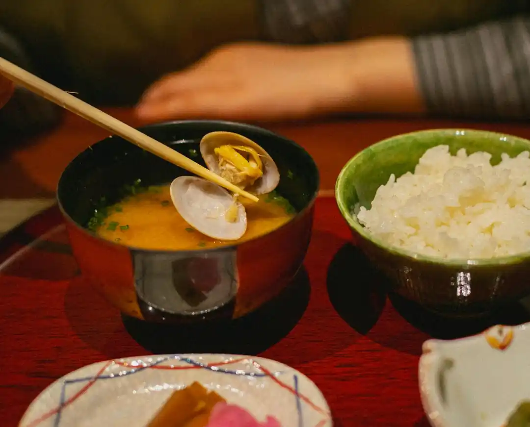 伝統的な日本の食卓。お椀に入ったアサリのスープとご飯。