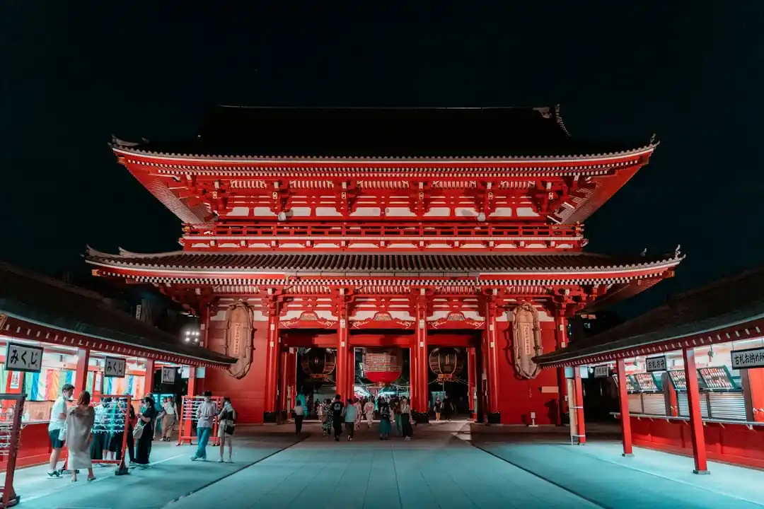 黒い屋根を持つ赤いアジア風の建物