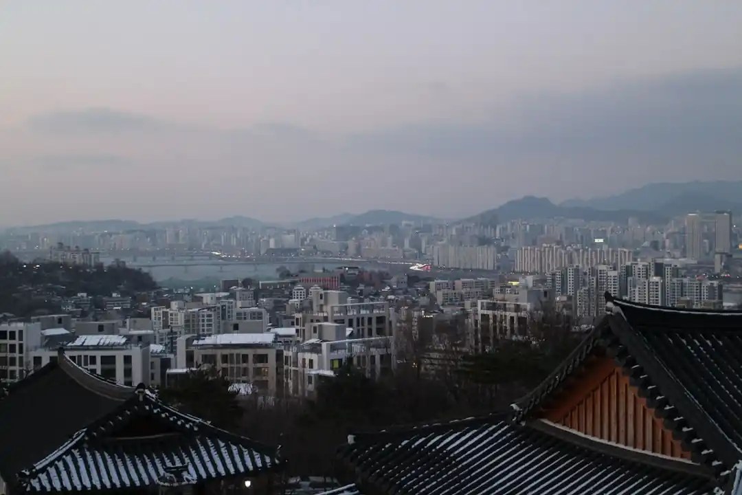 산과 도시 위로 떠오르는 아침 해