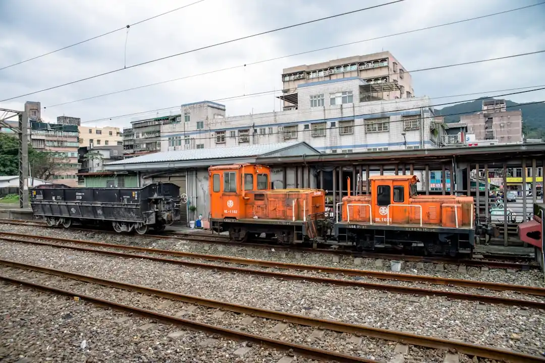 幾輛台鐵列車停靠在瑞芳車站的軌道上,展現了鐵道運輸的日常景象。
