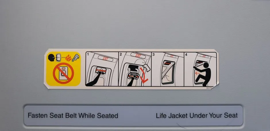 비행기 비상구 이용 방법과 안전 수칙이 상세히 그려진 안내도
