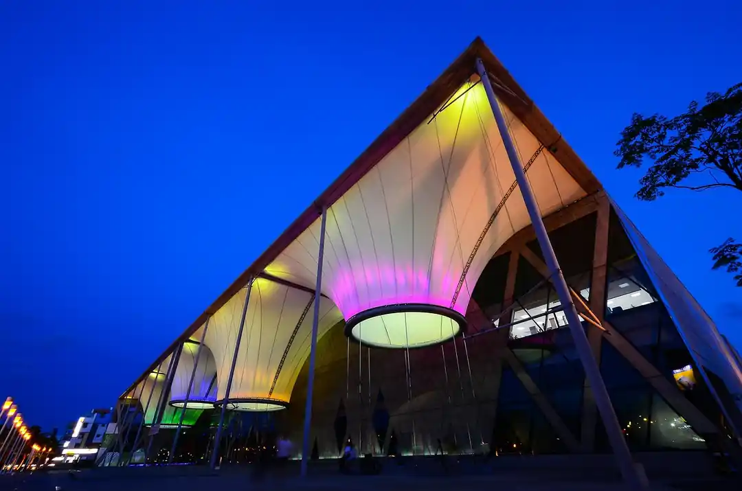 高雄大東文化藝術中心的夜景,特殊的熱氣球造型屋頂發出繽紛光芒,充滿設計感。