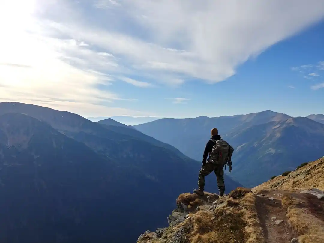 攀登高海拔山脈需要哪些必備裝備?登山打包清單與實用技巧