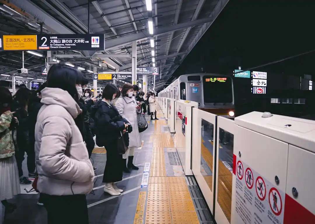 小田急線の通勤ラッシュは今どうなってる?混雑を避けて快適に乗るための実践的ヒント