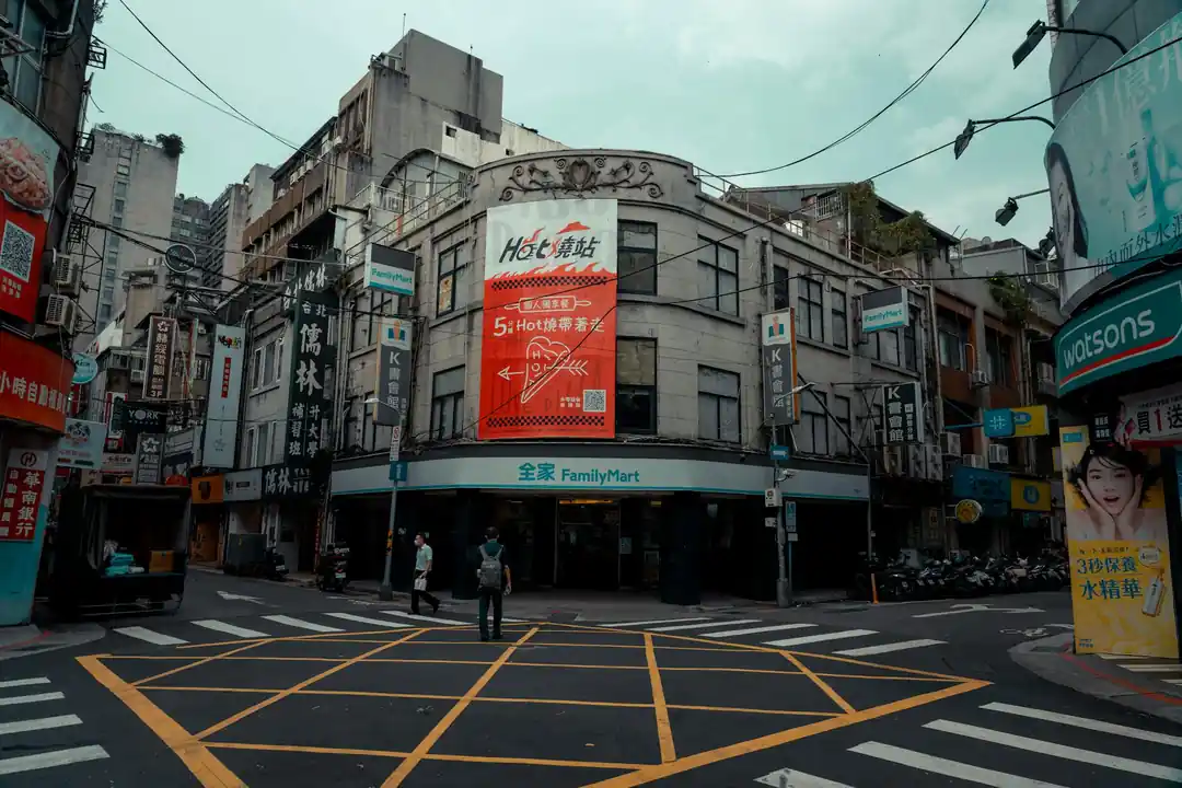 台北市夜晚的街景,車燈與店家招牌燈光交織成一片繁華的景象。