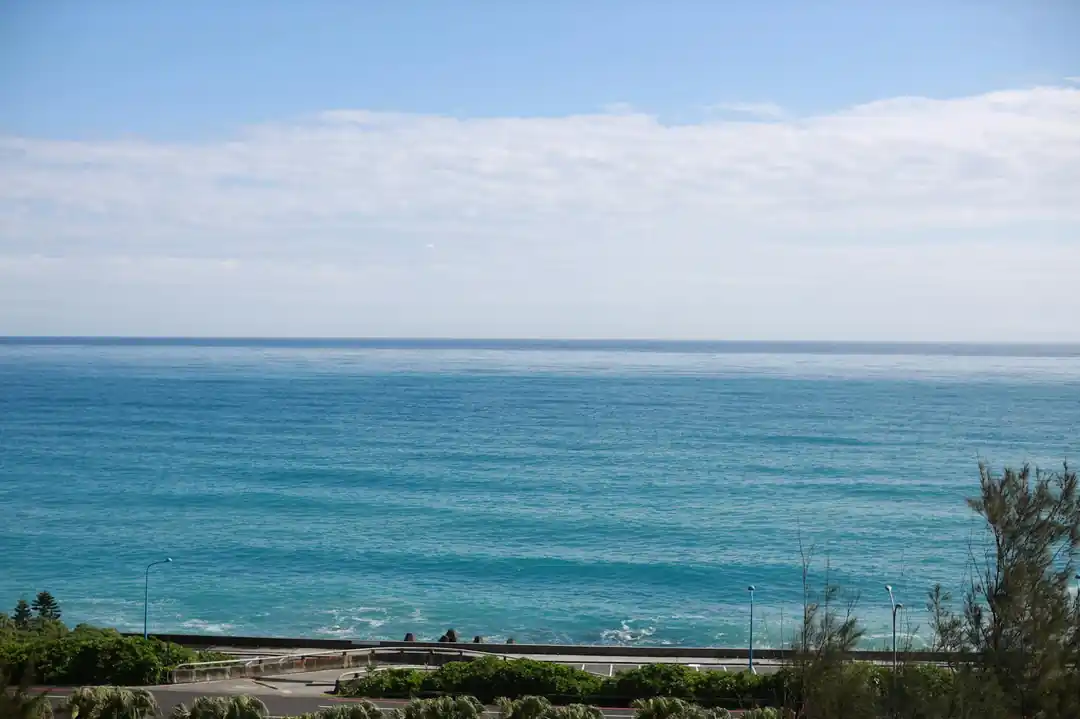 台灣海岸線的平靜景色,藍天與藍海連成一線。