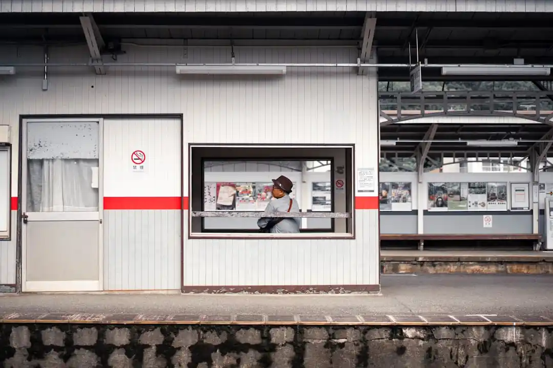 地下鉄のホームで電車を待つ人