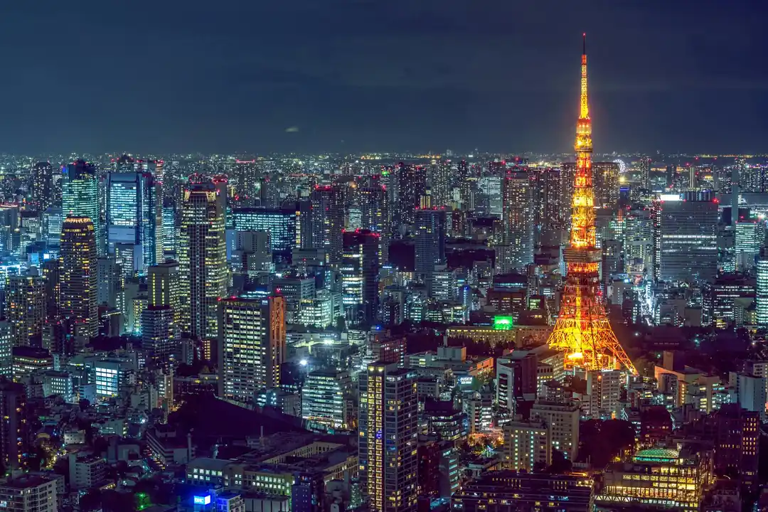 夜にライトアップされた東京タワーと街の景色