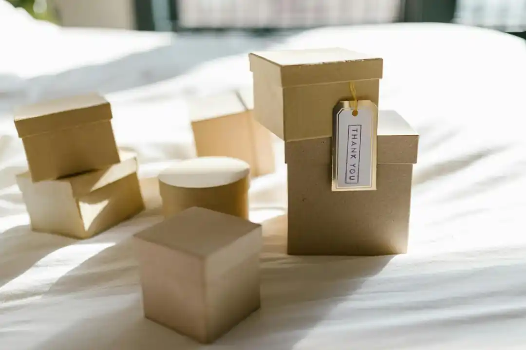 使用牛皮紙盒與麻繩包裝的禮物,上面掛著一張「謝謝你」的吊牌,呈現出簡約環保的質感。