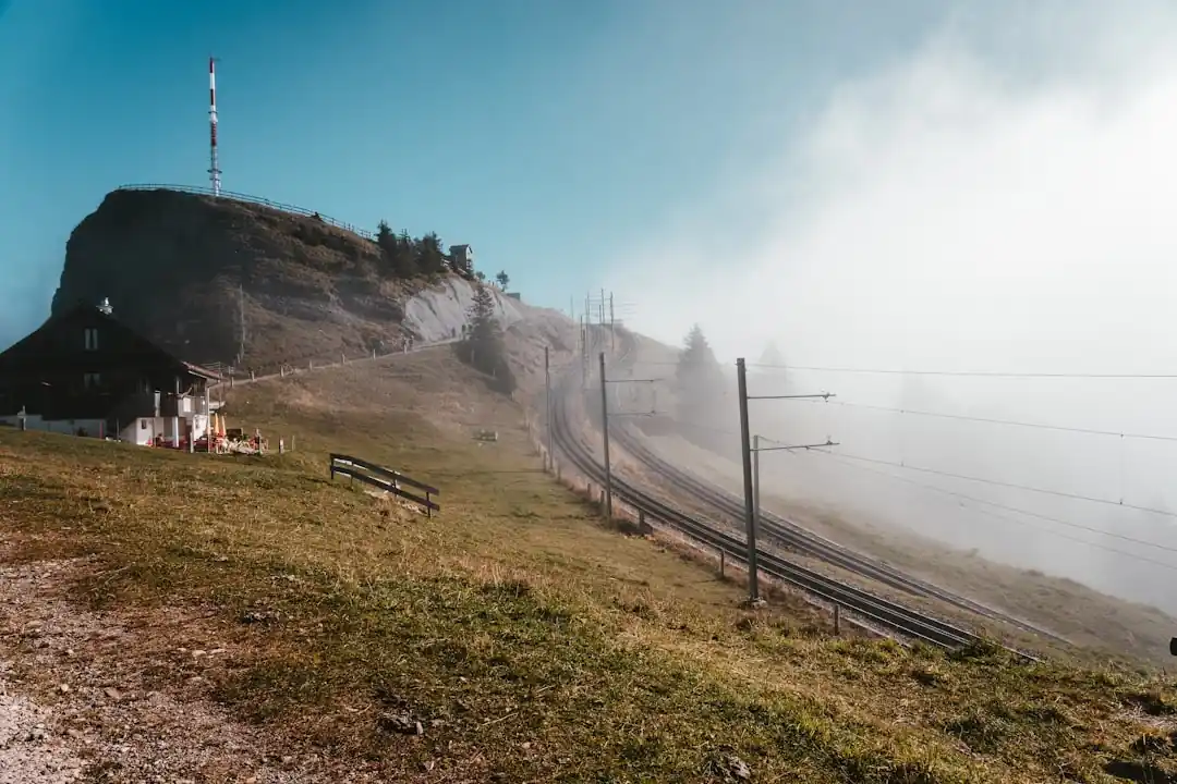 霧のかかった丘の中腹を走る登山列車