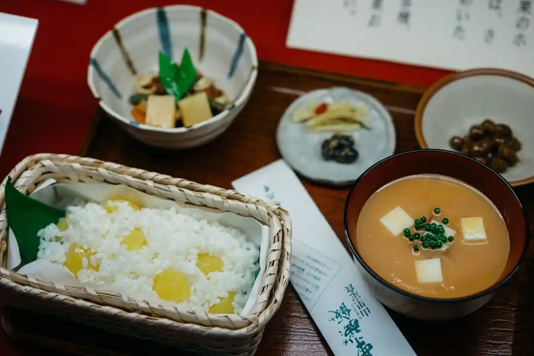 様々な種類の料理が並んだテーブルを上から撮影した写真。