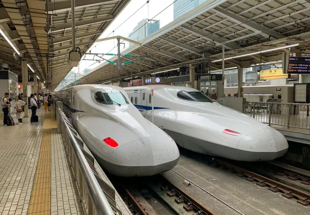 駅のホームに停車している2台の新幹線