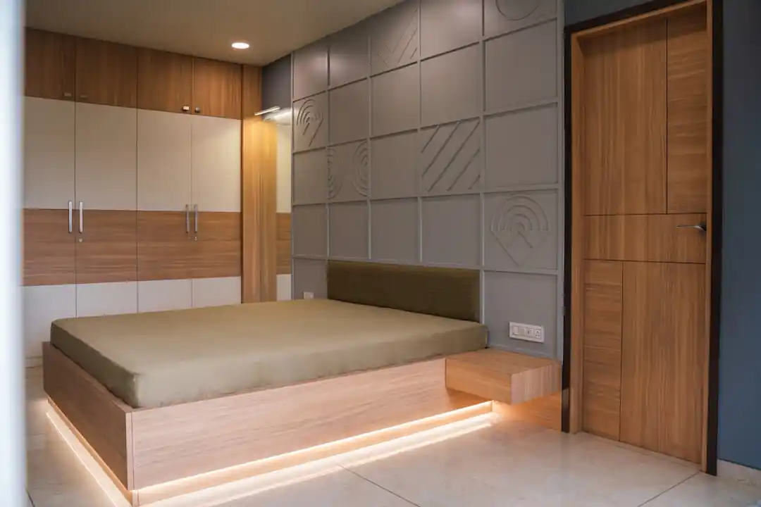 モダンな寝室の壁際に設置された間接照明