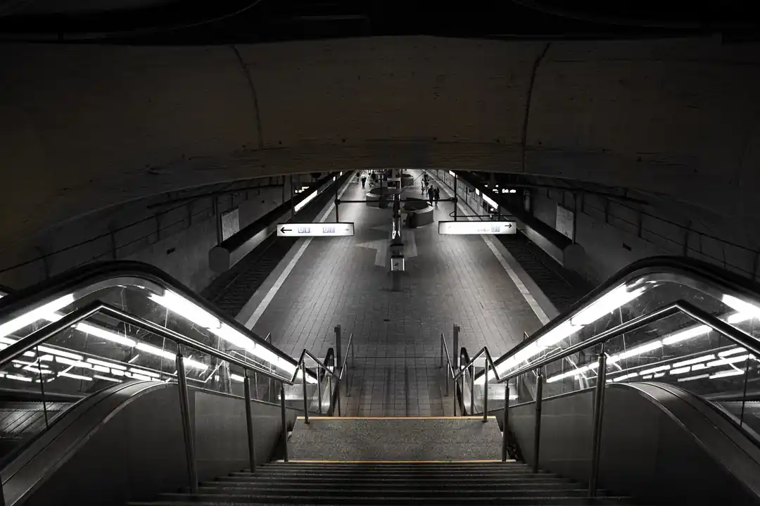 近代的な空港駅のエスカレーターとホーム