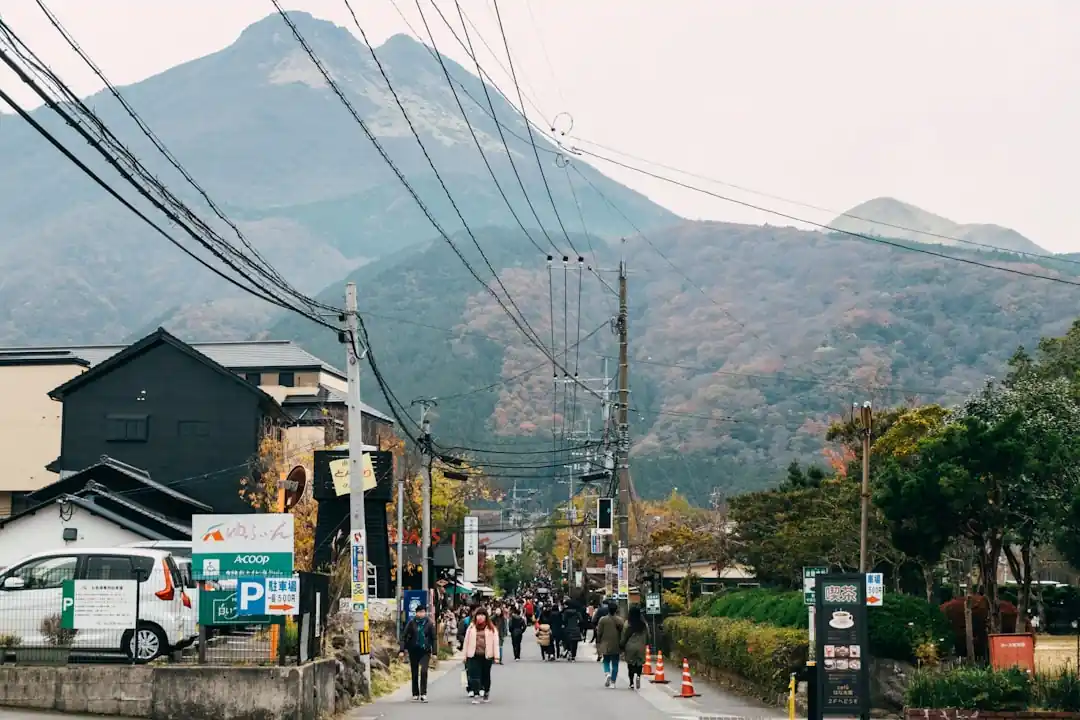 由布院の町並みと由布岳
