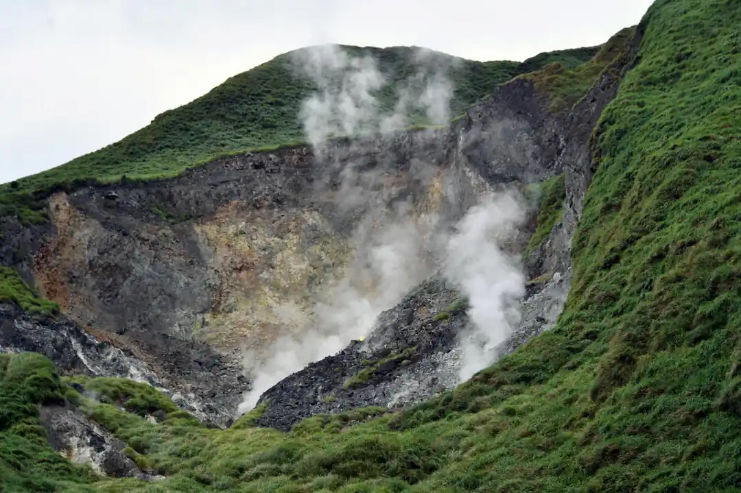 陽明山小油坑,充滿硫磺氣的火山口正冒著白煙