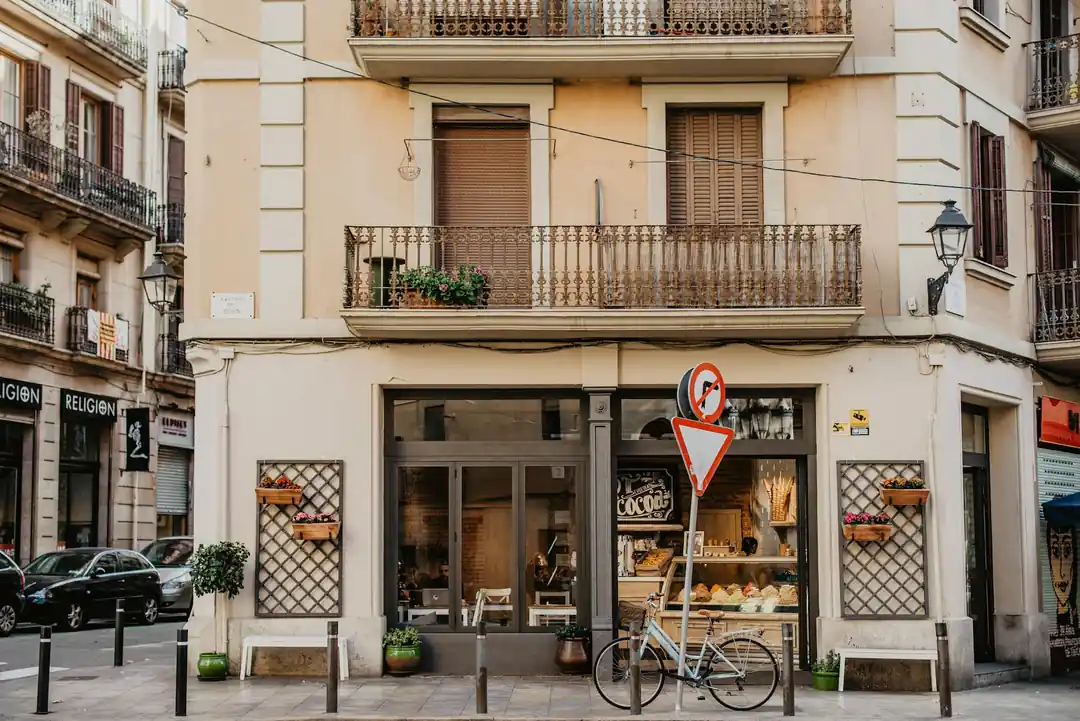 バルセロナの趣のあるパン屋の店先にあるヴィンテージ自転車