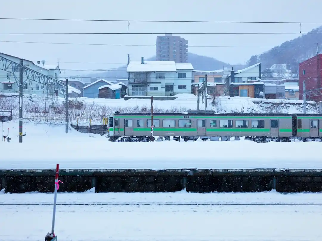 雪景色の中を走る列車