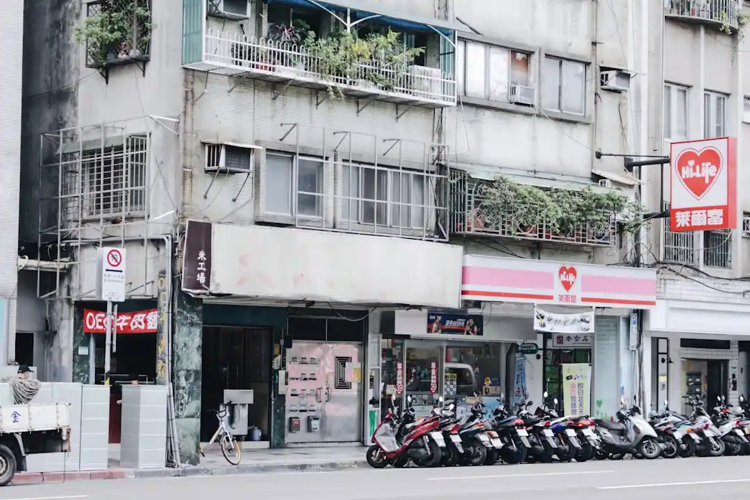 一排機車整齊地停放在台灣的租車行前。