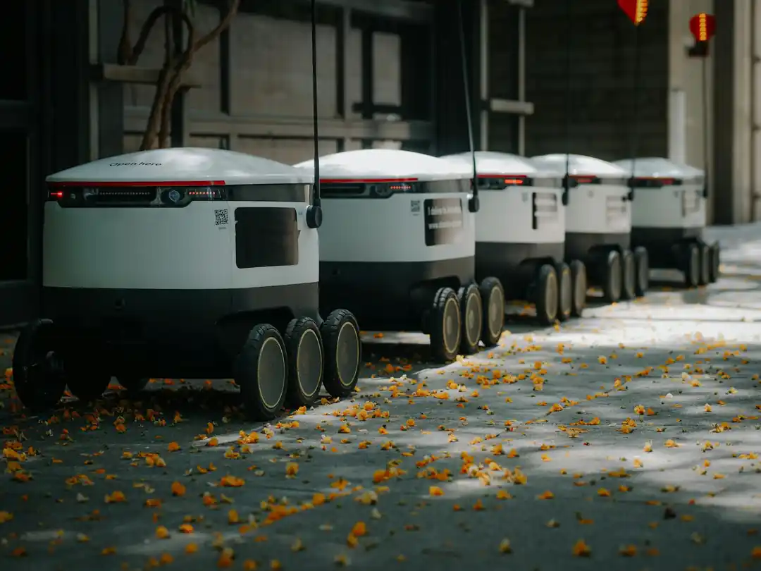 屋外に並んだ未来的なデザインの配達ロボットたち