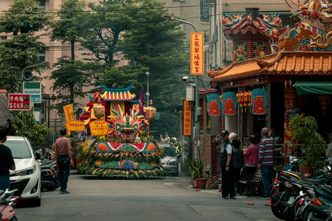 松山慈祐宮前的節慶遊行,有著精緻的龍形花車與五彩繽紛的裝飾。