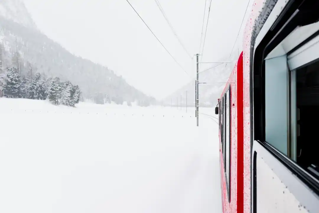 雪景色の中を走る赤い列車