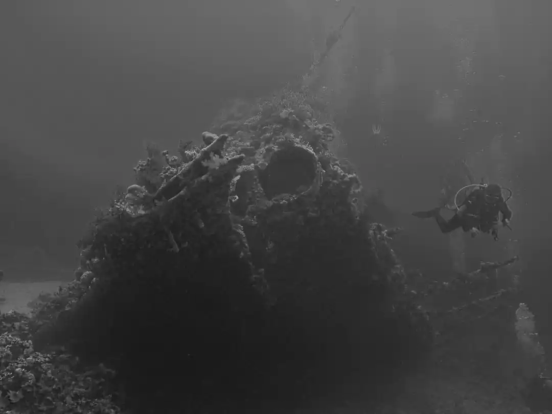 深海に沈む難破船を探査するダイバー