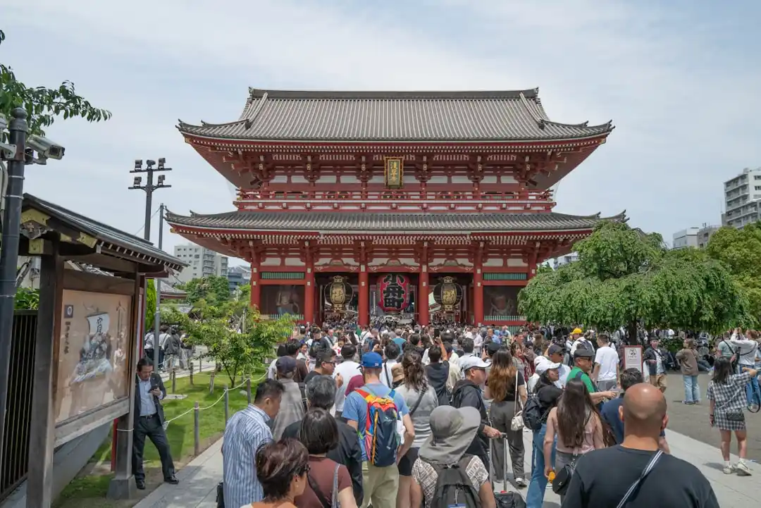 大きな日本の寺院に向かって歩いている人々の群衆。