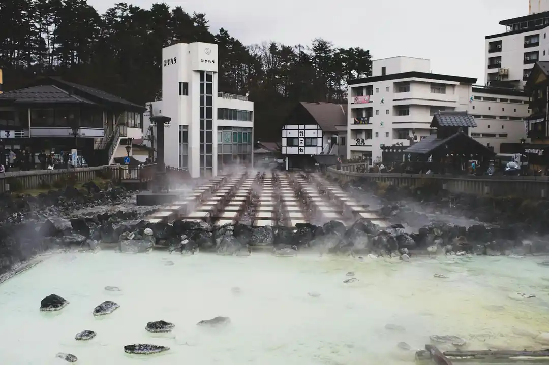 温泉街から立ち上る湯けむり