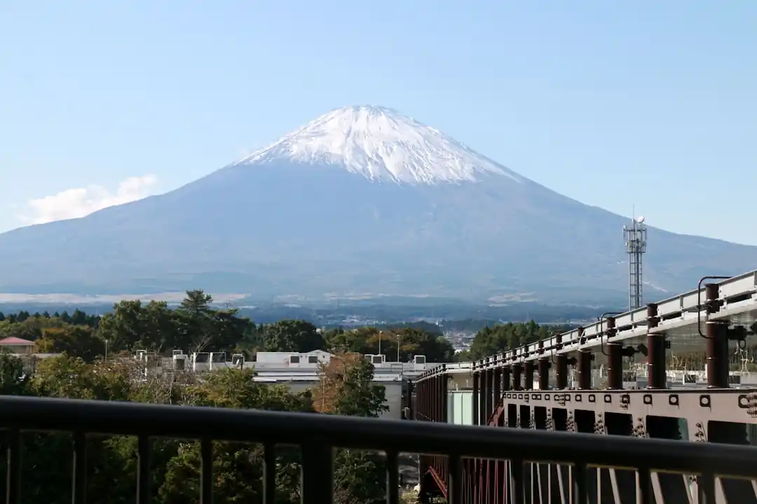 澄んだ青空の下にそびえる雪化粧の富士山