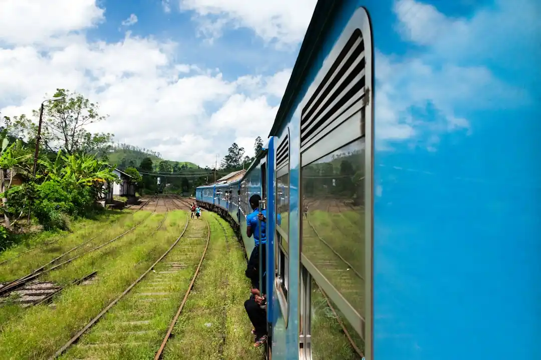 スリランカの有名なナインアーチブリッジを渡る青い列車