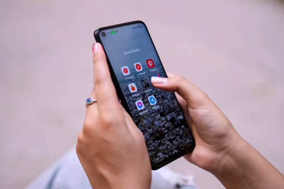 スマートフォンでSNSなどのアプリを操作する手のアップ