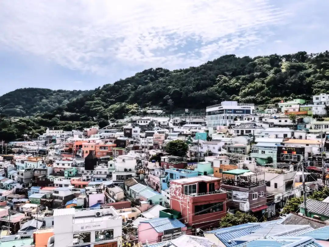 부산 감천문화마을의 알록달록한 집들이 모여있는 전경