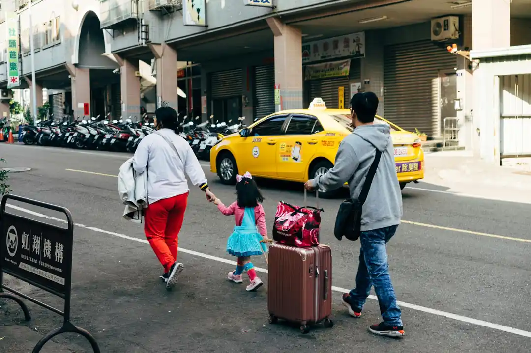 【スーツケース何個まで?】旅行前に知りたい、タクシー車種別の積載量と選び方