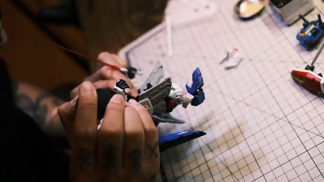 ガンプラのランナーからパーツを切り出そうとしているニッパーのクローズアップ