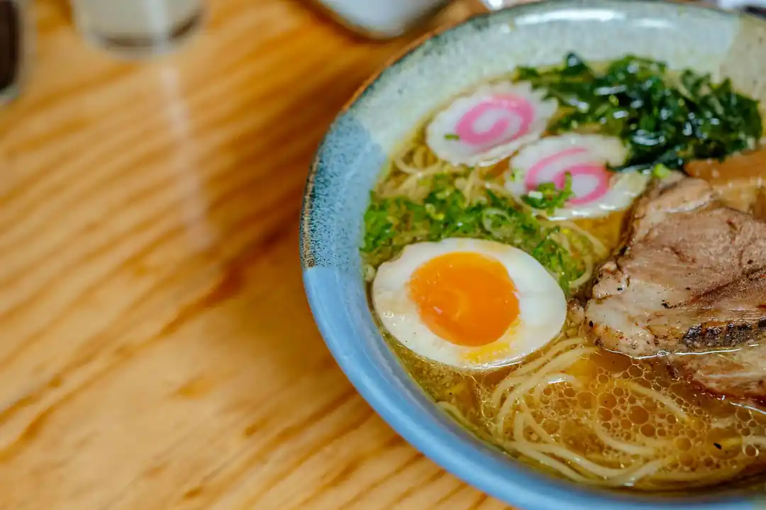 チャーシュー、ネギ、煮卵が乗った醤油ラーメンのクローズアップ