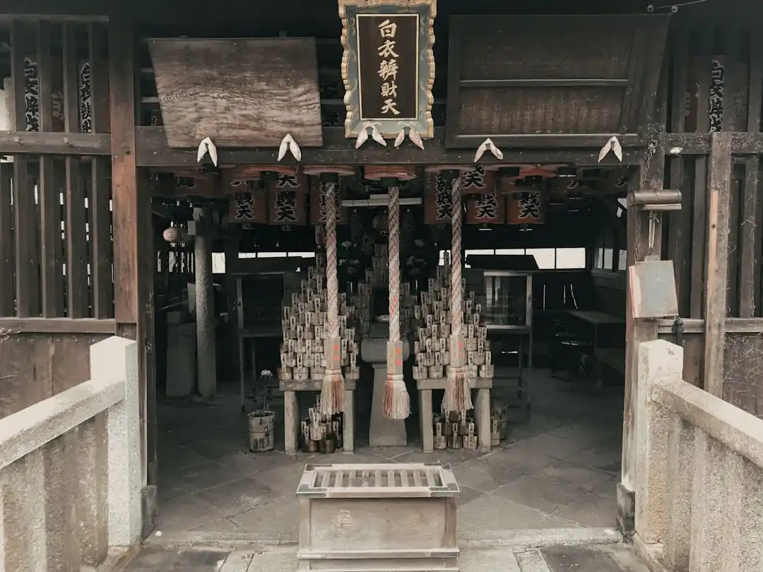 神社の拝殿に吊るされた大きな鈴と縄