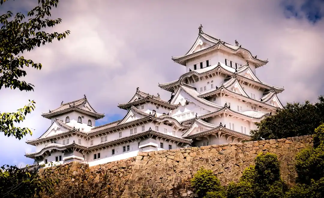 春の青空の下、堂々とそびえ立つ姫路城の天守閣