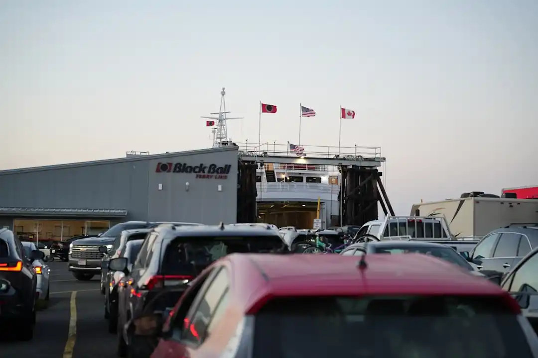フェリーに乗船するために並んで待機している車列