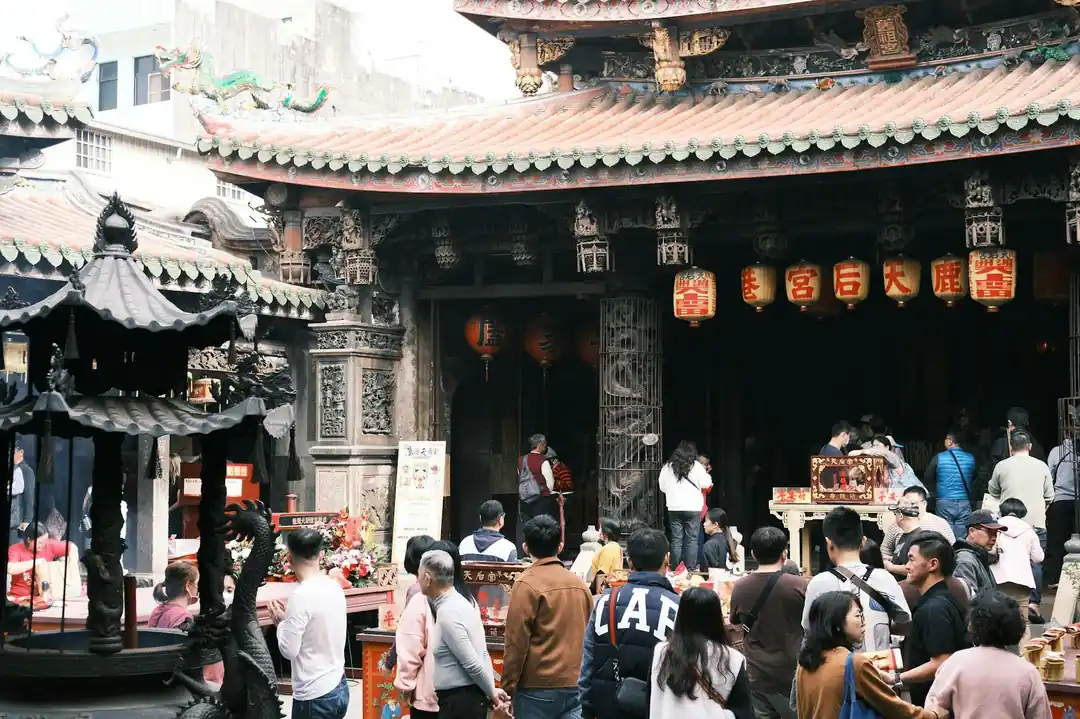 台灣彰化一座傳統寺廟前,聚集了慶祝文化節日的熱鬧人群。