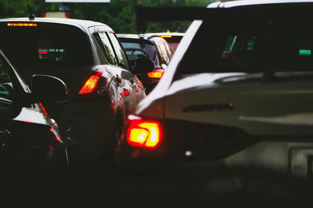 夕暮れの渋滞で、前の車の赤いテールランプがずらりと並んでいる様子